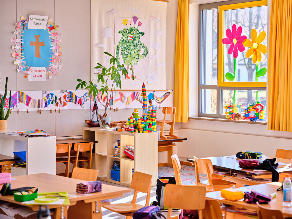 Grundschule Haag-Wolkar – farbenfrohe und helle Klassenzimmer