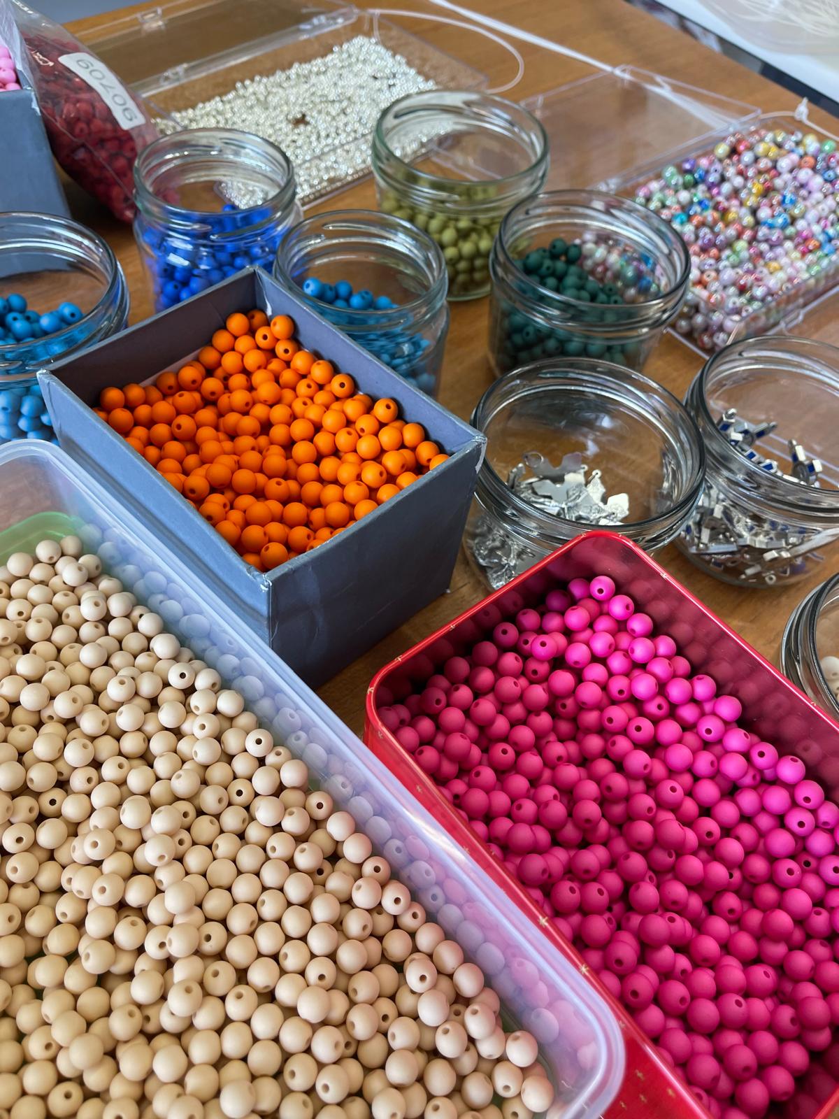 Die 3. Klasse bastelt Rosenkränze