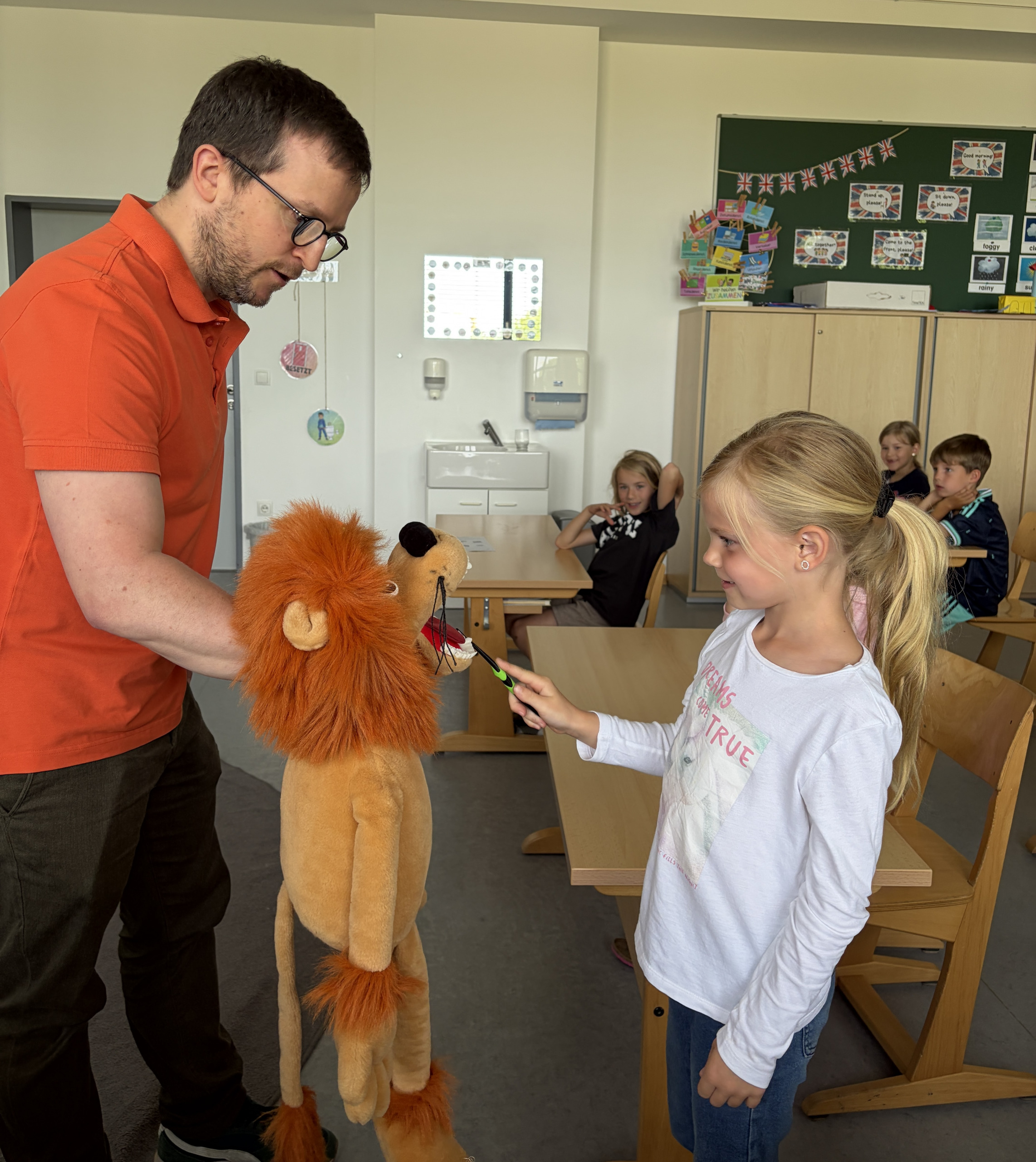 Zahnarzt Dr. Seidl besucht unsere Schule
